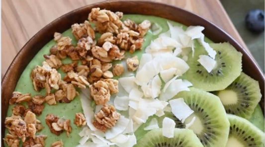 Matcha bol avec kiwis, granola et copeaux de noix de coco - Atelier Marta
