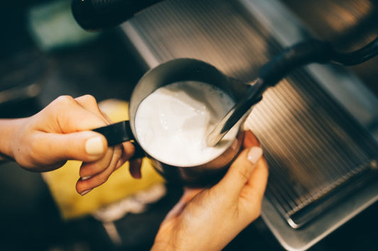 Comment faire mousser le lait pour votre chai latte - Atelier Marta