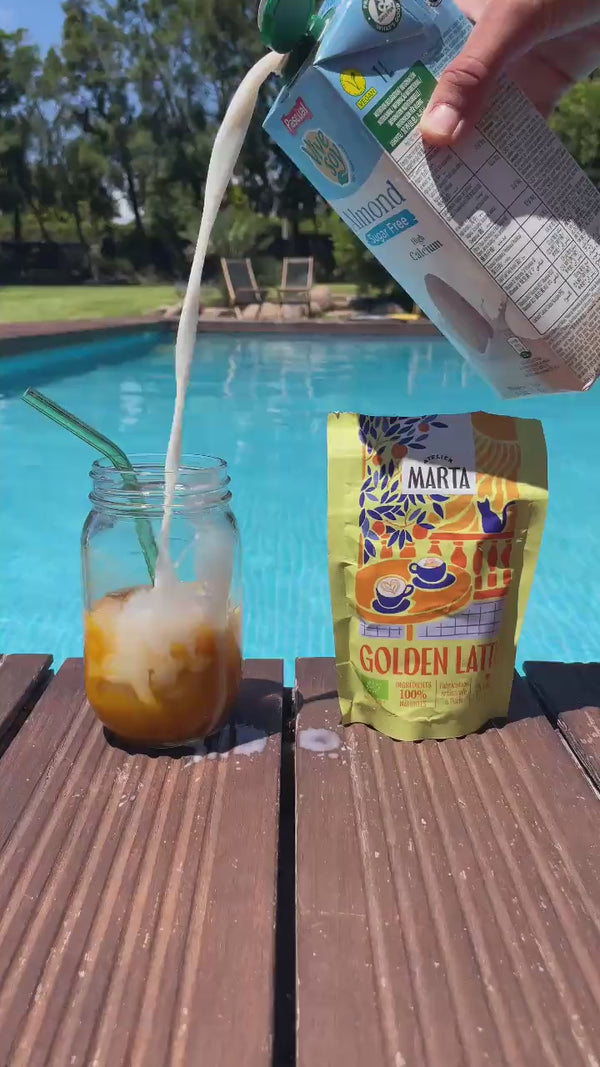 Golden Latte glacé au bord de la piscine