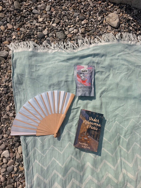 Sachet Char-coco Latte sur une serviette de plage