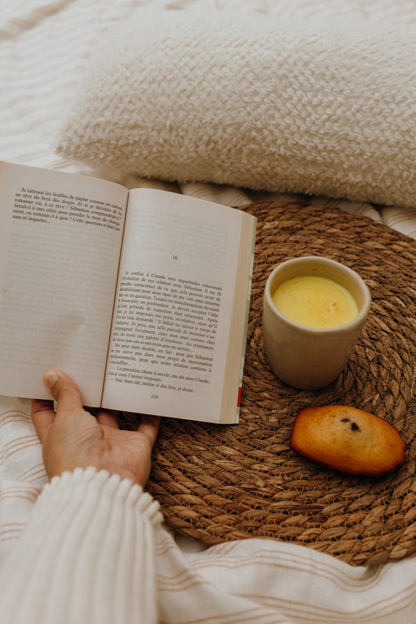 Golden Latte dans une tasse, à côté d'un livre ouvert