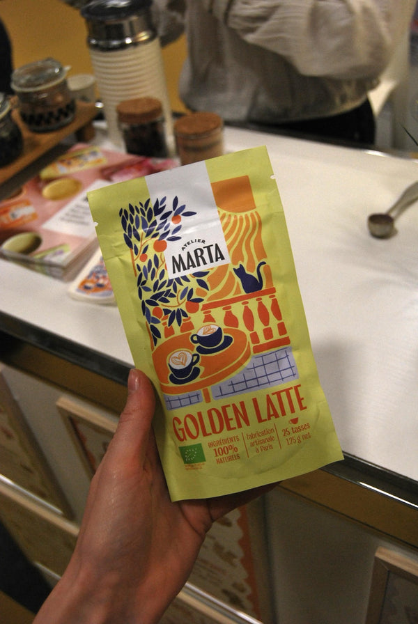 Sachet Golden Latte tenu en main