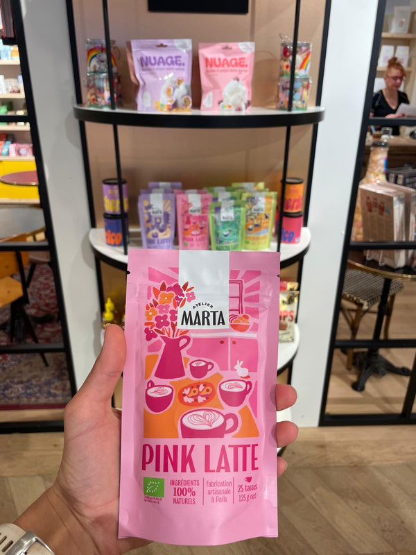 Sachet Pink Latte tenu en main dans une boutique