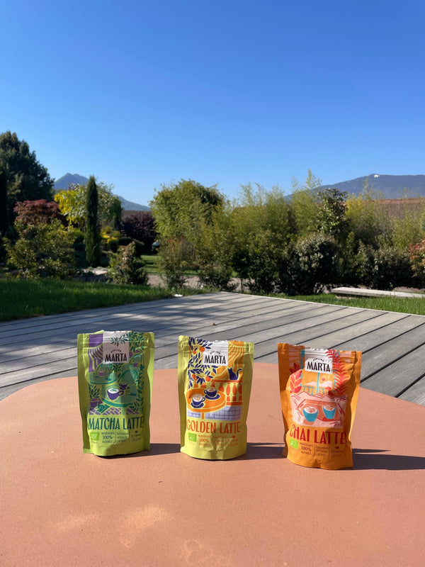Sachets Matcha, Golden et Chai Latte au soleil sur une terrasse