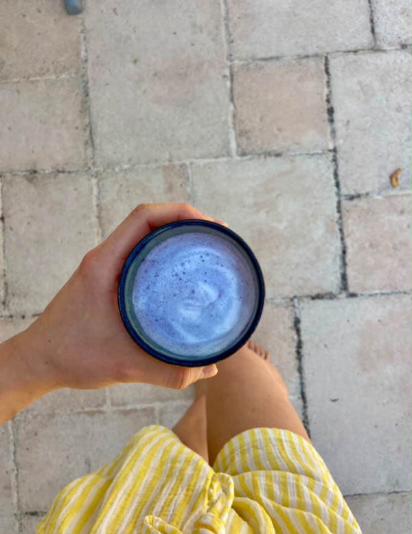 Tasse d'Ube Latte chaud, naturellement violet